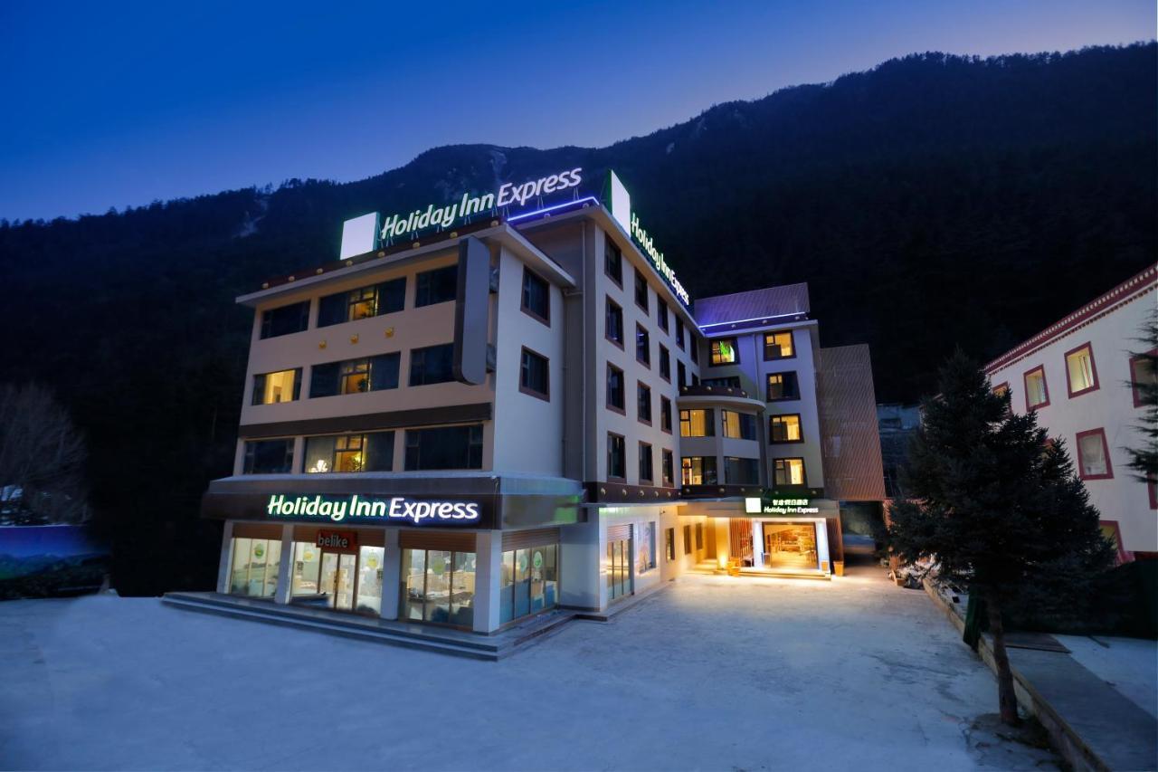 Holiday Inn Express Jiuzhaigou,Only 600 Meters To Jiuzhaigou Park By Ihg Екстер'єр фото
