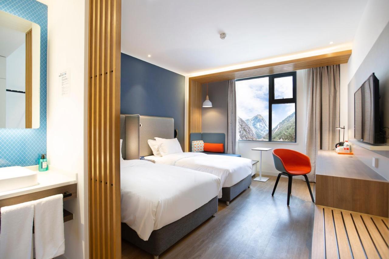 Holiday Inn Express Jiuzhaigou,Only 600 Meters To Jiuzhaigou Park By Ihg Екстер'єр фото