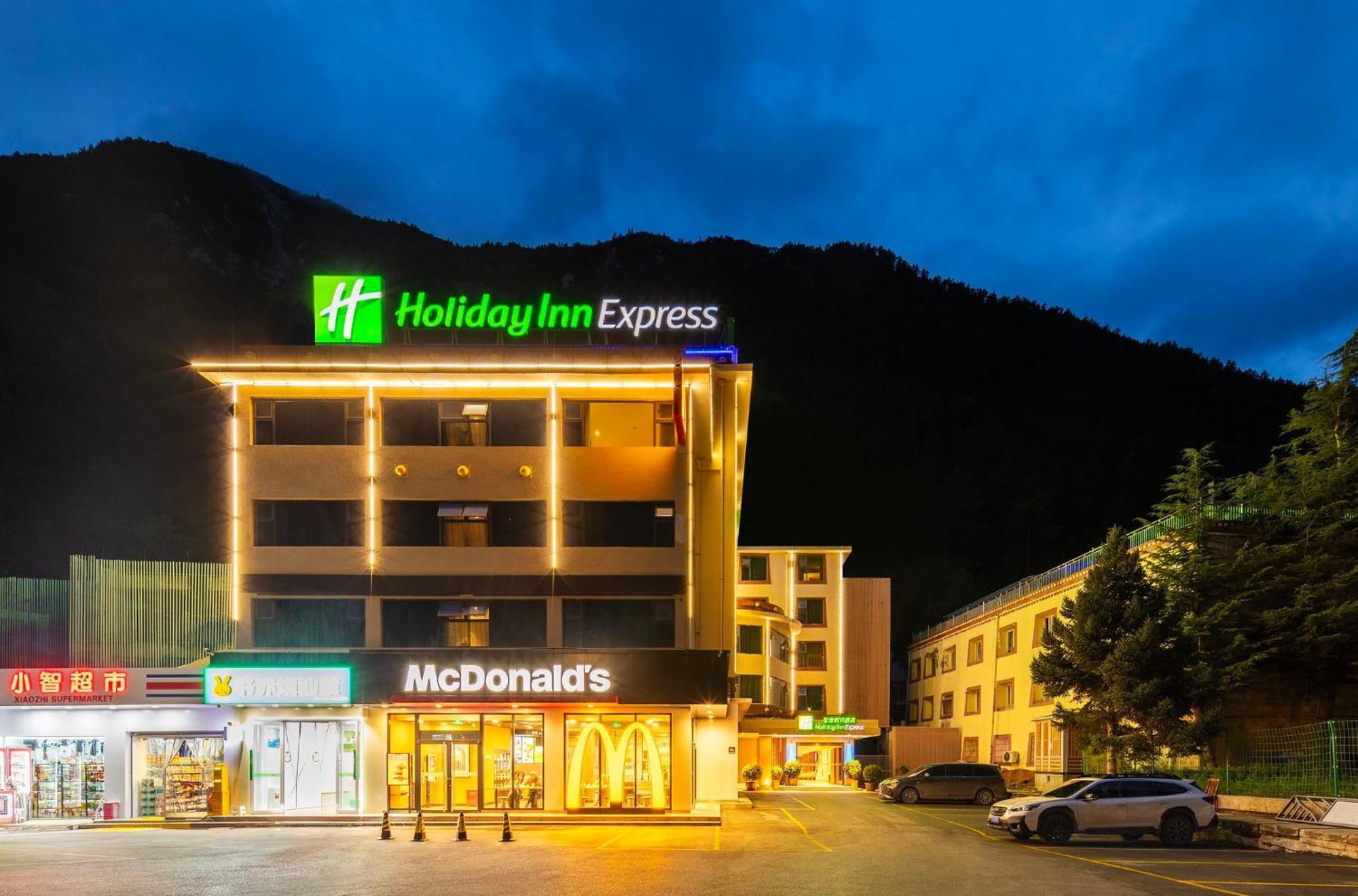 Holiday Inn Express Jiuzhaigou,Only 600 Meters To Jiuzhaigou Park By Ihg Екстер'єр фото