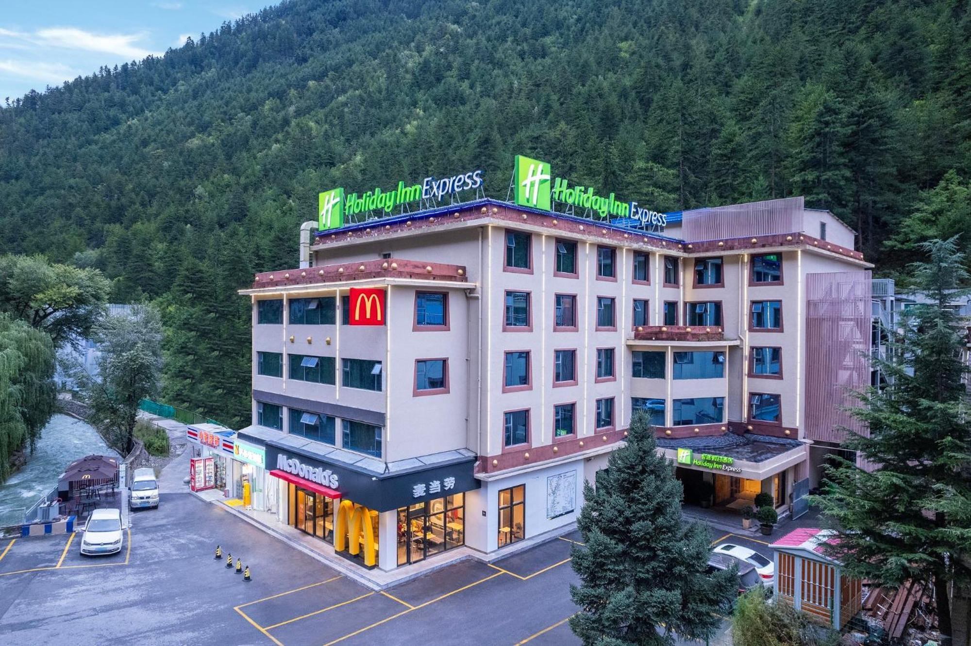 Holiday Inn Express Jiuzhaigou,Only 600 Meters To Jiuzhaigou Park By Ihg Екстер'єр фото