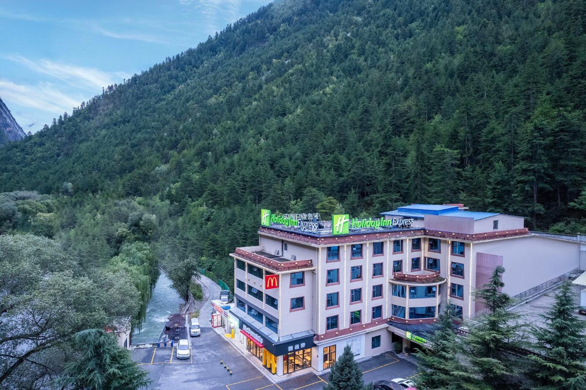 Holiday Inn Express Jiuzhaigou,Only 600 Meters To Jiuzhaigou Park By Ihg Екстер'єр фото