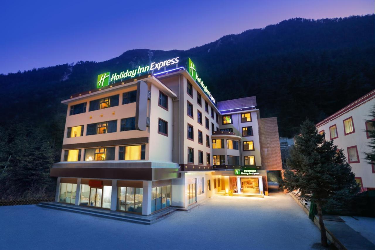 Holiday Inn Express Jiuzhaigou,Only 600 Meters To Jiuzhaigou Park By Ihg Екстер'єр фото